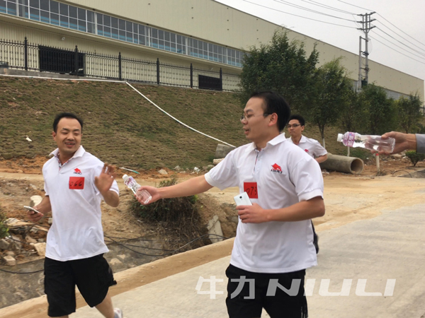 牛力公司活動 比賽互助團結(jié)